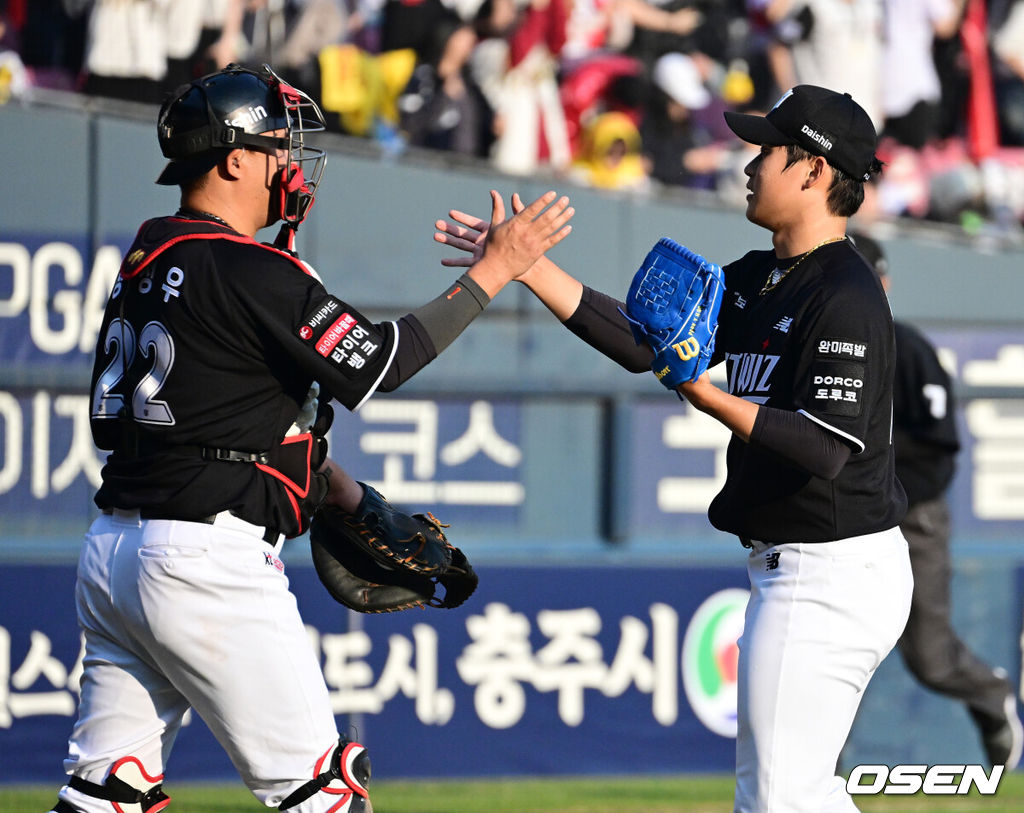 프로야구 KT 위즈가 우승팀 LG 트윈스를 꺾고 개막전 승리를 거뒀다. KT는 28일 서울 잠실구장에서 열린 2026 KBO리그 개막전 LG와 경기에서 장단 18안타를 폭발시키며 11-7로 승리했다. KT는 역대 6번째 개막전 선발 전원 안타 진기록을 세웠다.KT 신인 이강민은 3안타를 때려, 고졸 신인 개막전 최다 안타 타이 기록을 세웠다. 김현수는 개막전 통산 최다 안타 타이(20개)에 성공했다. KT 선발 맷 사우어는 5이닝 동안 5피안타(1피홈런) 5볼넷 1탈삼진 3실점으로 첫 승을 기록했다. 경기를 마치고 KT 장성우, 박영현이 승리를 기뻐하고 있다. 2026.03.28 / jpnews@osen.co.kr