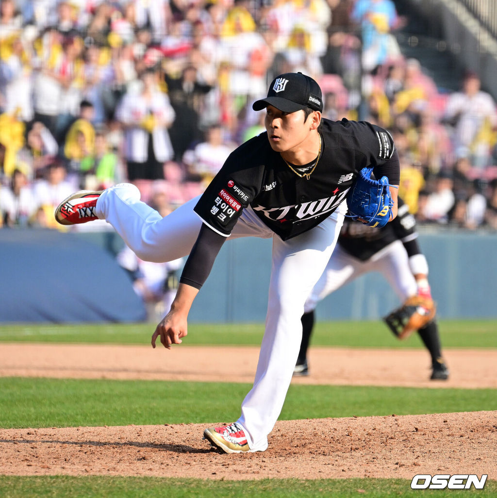 28일 서울 잠실야구장에서 2026 신한 SOL KBO리그 개막전 LG 트윈스와 KT 위즈의 경기가 열렸다. 이날 LG는 요니 치리노스, KT는 맷 사우어를 선발로 내세웠다.8회말 KT 박영현이 역투하고 있다. 2026.03.28 / jpnews@osen.co.kr