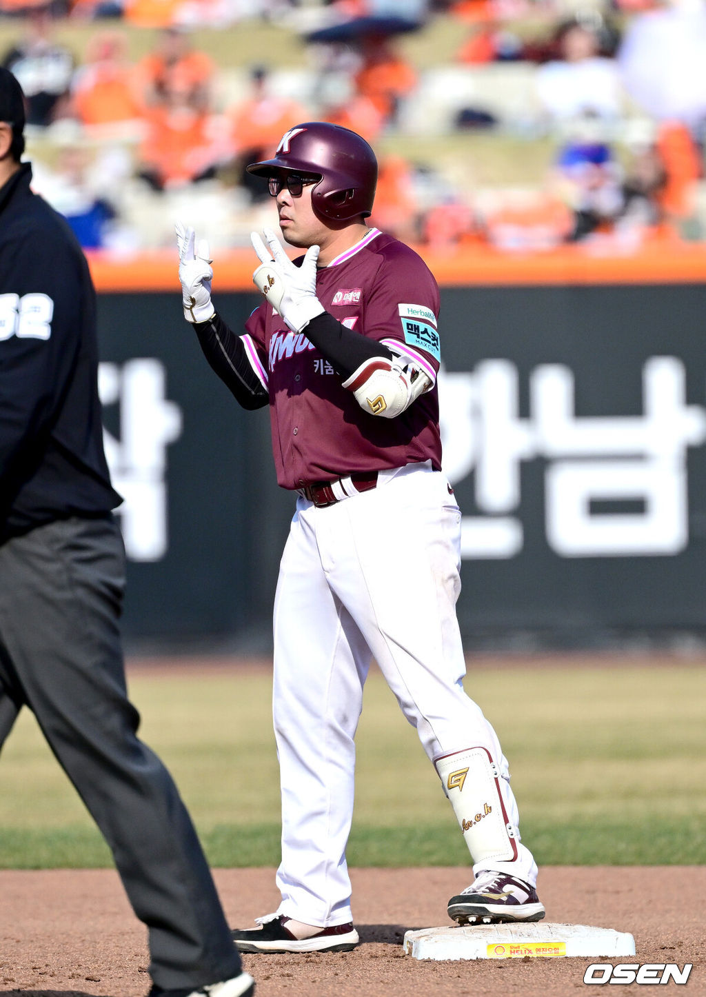 28일 대전 한화생명볼파크에서 ‘2026 신한 SOL KBO리그’ 개막전 한화 이글스와 키움 히어로즈의 맞대결이 열렸다.홈팀 한화는 윌켈 에르난데스, 방문팀 키움은 라울 알칸타라를 선발로 내세웠다. 7회초 1사 1루 상황 키움 안치홍이 왼쪽 2루타를 날리고 2루에 안착해 기뻐하고 있다. 2025.03.28 / dreamer@osen.co.kr