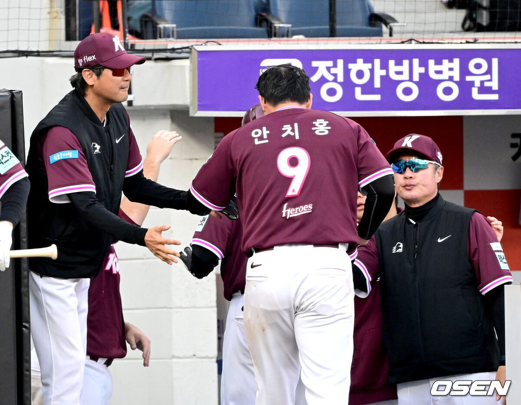 28일 대전 한화생명볼파크에서 ‘2026 신한 SOL KBO리그’ 개막전 한화 이글스와 키움 히어로즈의 맞대결이 열렸다.홈팀 한화는 윌켈 에르난데스, 방문팀 키움은 라울 알칸타라를 선발로 내세웠다. 연장 11회초 2사 만루 상황 키움 박찬혁의 다시 앞서가는 2타점 적시타 때 홈을 밟은 안치홍이 설종진 감독과 인사를 나누고 있다. 2025.03.28 / dreamer@osen.co.kr