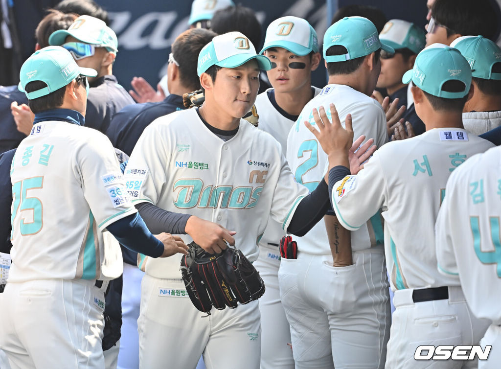 28일 창원NC파크에서 2026 신한 SOL KBO 리그 NC 다이노스와 두산 베어스의 경기가 열렸다. 홈팀 NC는 구창모가, 방문팀 두산은 플렉센이 선발 출전했다. NC 다이노스 선발투수 구창모가 1회초를 무실점으로 막고 하이파이브를 하고 있다. 2026.03.28 / foto0307@osen.co.kr