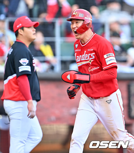 [OSEN=인천, 민경훈 기자] 28일 인천 SSG랜더스필드에서 ‘2026 신한 SOL KBO리그’ SSG 랜더스와 KIA 타이거즈의 개막전이 열렸다.이날 경기에서 SSG은 화이트를, KIA는 네일을 선발로 내세웠다.9회말 1사 주자 1,2루 SSG 에레디아의 좌익수 앞 동점 1타점 적시타때 홈을 밟은 오태곤이 기뻐할때 KIA 조상우가 아쉬워하고 있다. 2026.03.28&nbsp;/ rumi@osen.co.kr