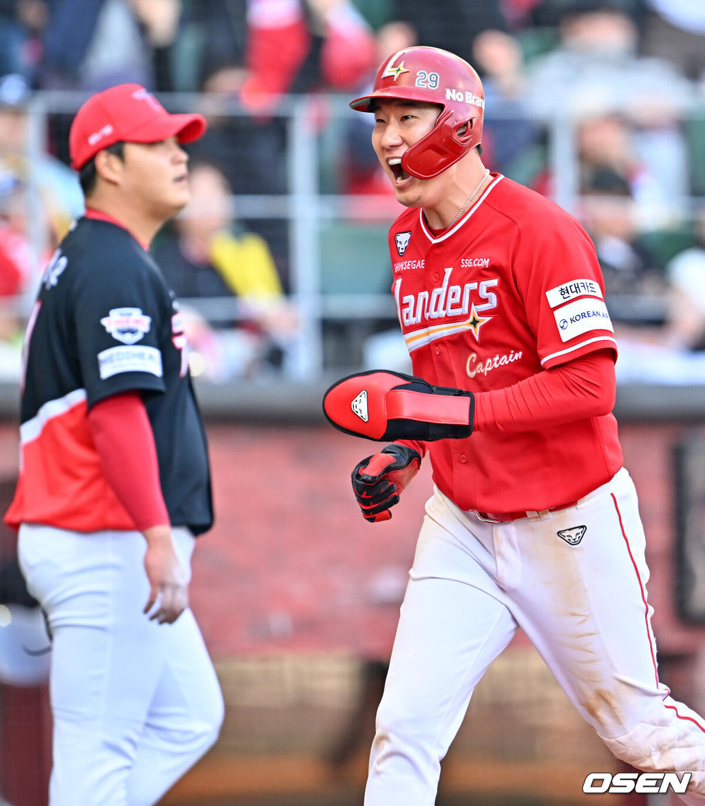28일 인천 SSG랜더스필드에서 ‘2026 신한 SOL KBO리그’ SSG 랜더스와 KIA 타이거즈의 개막전이 열렸다.이날 경기에서 SSG은 화이트를, KIA는 네일을 선발로 내세웠다.9회말 1사 주자 1,2루 SSG 에레디아의 좌익수 앞 동점 1타점 적시타때 홈을 밟은 오태곤이 기뻐할때 KIA 조상우가 아쉬워하고 있다. 2026.03.28 / rumi@osen.co.kr