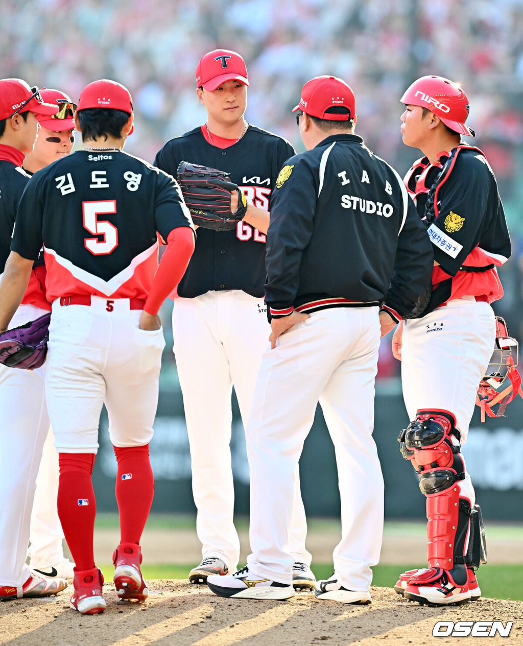 28일 인천 SSG랜더스필드에서 ‘2026 신한 SOL KBO리그’ SSG 랜더스와 KIA 타이거즈의 개막전이 열렸다.이날 경기에서 SSG은 화이트를, KIA는 네일을 선발로 내세웠다.9회말 1사 2, 3루에서 KIA 이범호 감독이 마운드에 올라가 내야진들이 함께 모인 가운데 정해영과 대화를 나누고 있다. 2026.03.28 / rumi@osen.co.kr