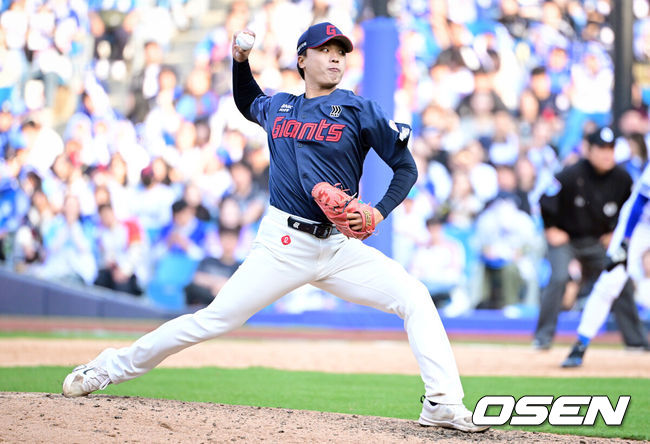 [OSEN=대구, 조은정 기자] 28일 대구삼성라이온즈파크에서 ‘2026 신한 SOL KBO 리그’ 삼성 라이온즈와 롯데 자이언츠의 개막전이 열렸다.개막전 선발 투수로 삼성은 후라도를 롯데는 로드리게스를 내세웠다.9회말 1사 1루에서 롯데 박정민이 역투를 하고 있다. 2026.03.28 /cej@osen.co.kr
