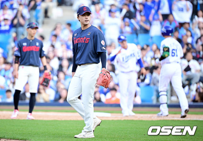 [OSEN=대구, 조은정 기자] 28일 대구삼성라이온즈파크에서 ‘2026 신한 SOL KBO 리그’ 삼성 라이온즈와 롯데 자이언츠의 개막전이 열렸다.개막전 선발 투수로 삼성은 후라도를 롯데는 로드리게스를 내세웠다.9회말 1사 2,3루에서 롯데 박정민이 삼성 전병우에게 몸 맞는 공을 내주며 만루를 허용하고 있다. 2026.03.28 /cej@osen.co.kr