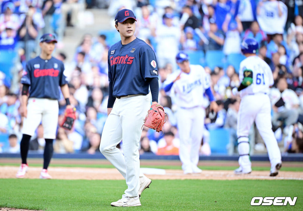 28일 대구삼성라이온즈파크에서 ‘2026 신한 SOL KBO 리그’ 삼성 라이온즈와 롯데 자이언츠의 개막전이 열렸다.개막전 선발 투수로 삼성은 후라도를 롯데는 로드리게스를 내세웠다.9회말 1사 2,3루에서 롯데 박정민이 삼성 전병우에게 몸 맞는 공을 내주며 만루를 허용하고 있다. 2026.03.28 /cej@osen.co.kr