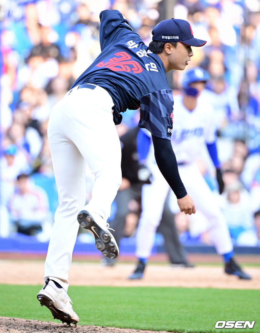 시범경기 1위를 차지한 프로야구 롯데 자이언츠가 정규 시즌 개막전을 승리로 장식하며 기분좋게 출발했다.롯데는 28일 대구삼성라이온즈파크에서 열린 삼성 라이온즈와의 원정 경기에서 6-3으로 이겼다. 9회말 롯데 박정민이 역투를 하고 있다. 2026.03.28 /cej@osen.co.kr