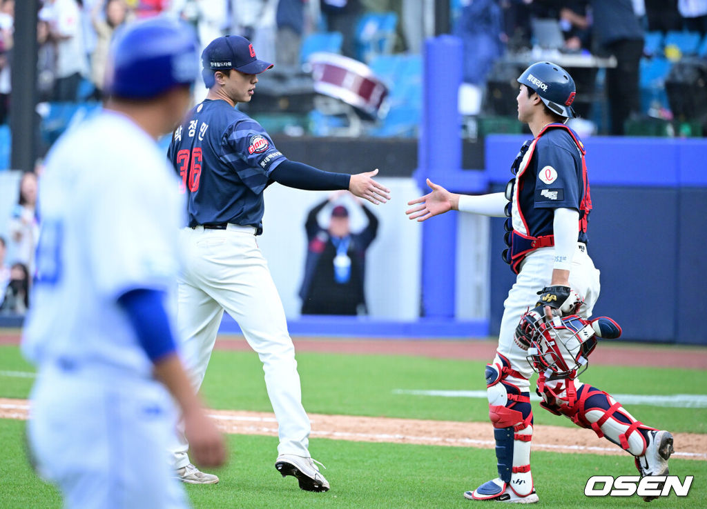 시범경기 1위를 차지한 프로야구 롯데 자이언츠가 정규 시즌 개막전을 승리로 장식하며 기분좋게 출발했다.롯데는 28일 대구삼성라이온즈파크에서 열린 삼성 라이온즈와의 원정 경기에서 6-3으로 이겼다. 9회말 2사 만루에서 롯데 박정민이 삼성 박세혁을 헛스윙 삼진으로 처리한 뒤 포수 손성빈과 승리를 기뻐하고 있다. 2026.03.28 /cej@osen.co.kr