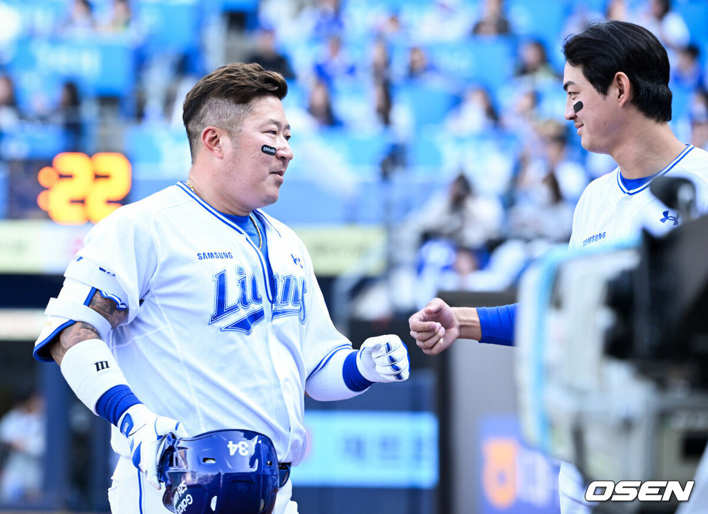 28일 대구삼성라이온즈파크에서 ‘2026 신한 SOL KBO 리그’ 삼성 라이온즈와 롯데 자이언츠의 개막전이 열렸다.개막전 선발 투수로 삼성은 후라도를 롯데는 로드리게스를 내세웠다.8회말 1사 삼성 최형우가 중전 안타를 날린 뒤 교체되며 구자욱의 환영을 받고 있다. KBO 역대 최고령 안타로 기록됐다. 2026.03.28 /cej@osen.co.kr