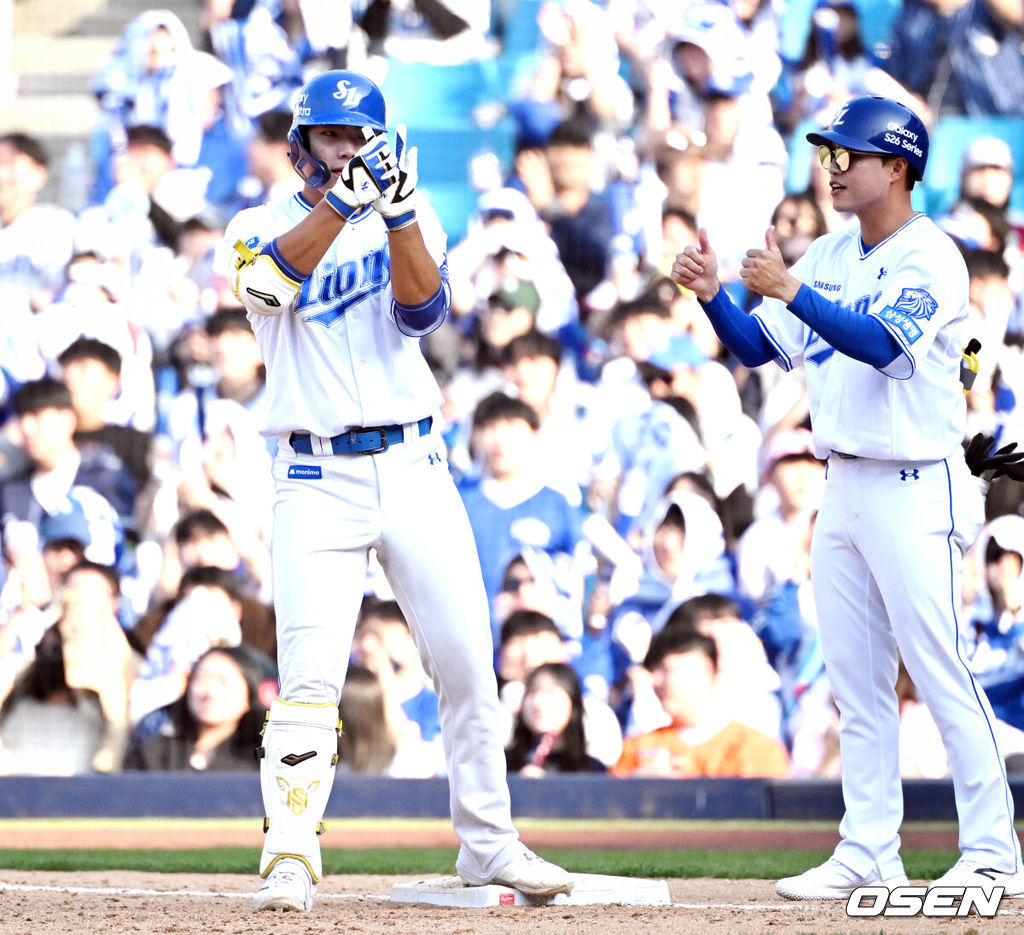 28일 대구삼성라이온즈파크에서 ‘2026 신한 SOL KBO 리그’ 삼성 라이온즈와 롯데 자이언츠의 개막전이 열렸다.개막전 선발 투수로 삼성은 후라도를 롯데는 로드리게스를 내세웠다.8회말 2사 2루에서 삼성 함수호가 좌중간으로 적시타를 날린 뒤 세리머니를 하고 있다. 2026.03.28 /cej@osen.co.kr