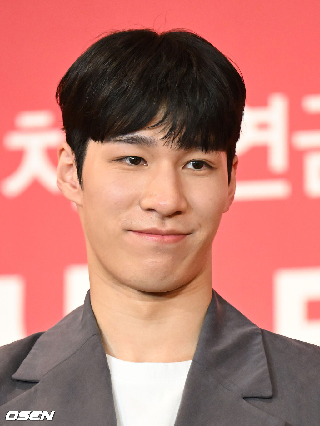 21일 오전 서울 소공동 롯데호텔 서울에서 ‘치킨연금’ 행복 전달식이 열렸다.치킨연금을 수상한 황대헌이 기념촬영을 하고 있다. 2022.04.22 /sunday@osen.co.kr