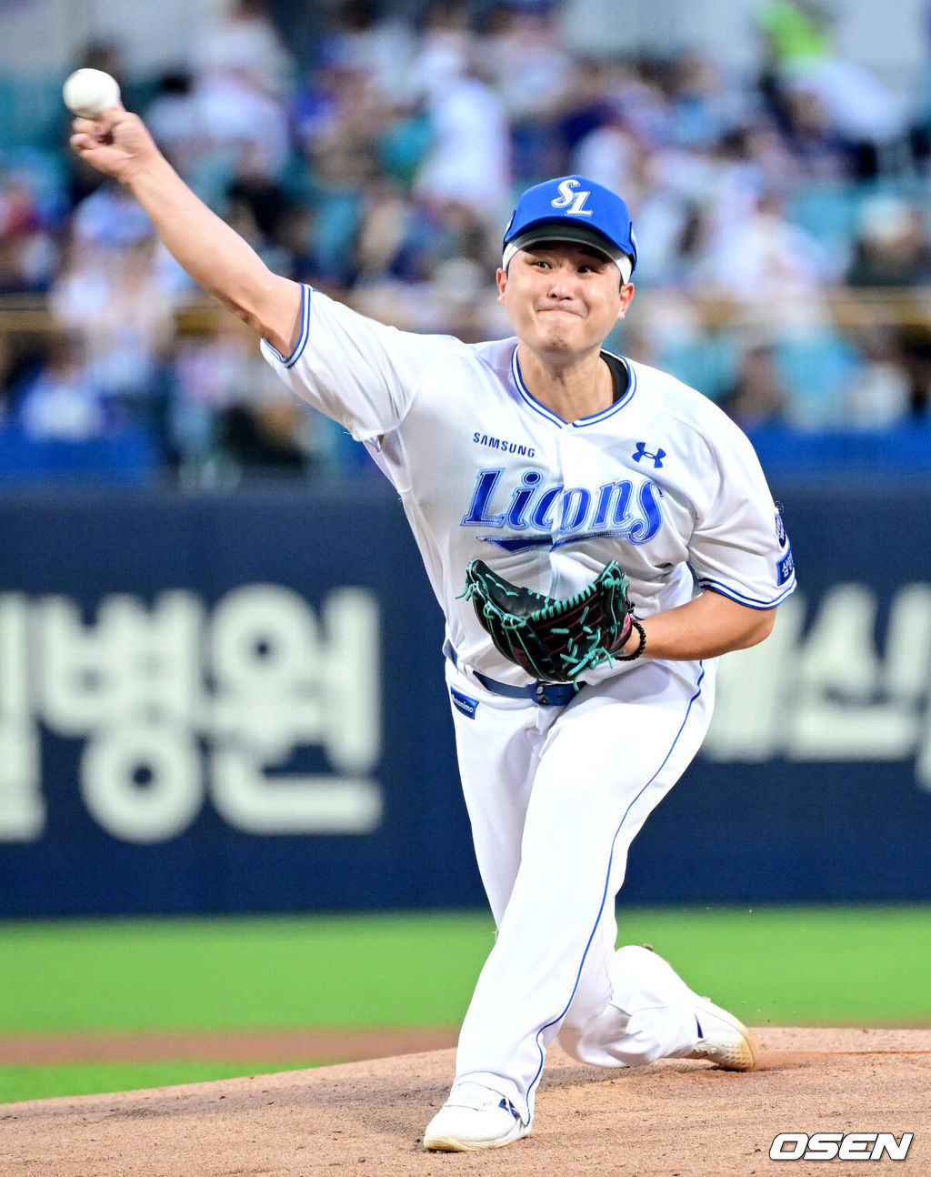 5일 대구삼성라이온즈파크에서 ‘2025 신한 SOL Bank KBO리그’ 삼성 라이온즈와 키움 히어로즈의 경기가 열렸다.홈팀 삼성은 최원태, 방문팀 키움은 정현우를 선발로 내세웠다.1회초 삼성 선발 최원태가 힘차게 공을 뿌리고 있다. 2025.09.05 / dreamer@osen.co.kr