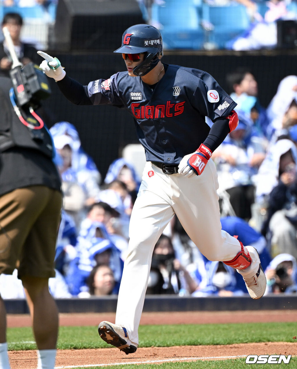 28일 대구삼성라이온즈파크에서 ‘2026 신한 SOL KBO 리그’ 삼성 라이온즈와 롯데 자이언츠의 개막전이 열렸다.개막전 선발 투수로 삼성은 후라도를 롯데는 로드리게스를 내세웠다.1회초 1사 1루에서 롯데 윤동희가 우월로 선제 투런 홈런을 날린 뒤 베이스를 돌고 있다. KBO 2026 시즌 첫 홈런. 2026.03.28 /cej@osen.co.kr
