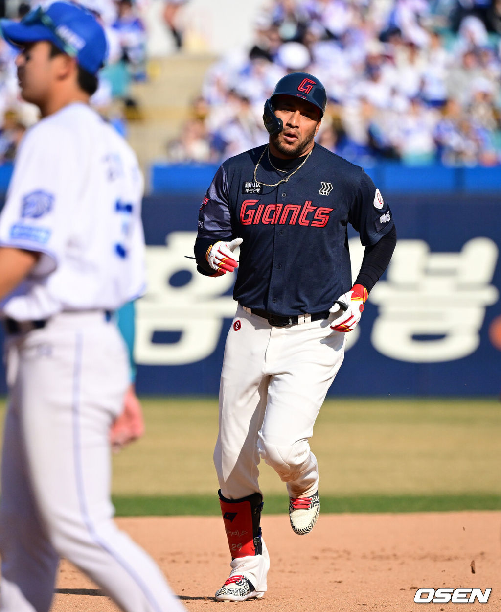 28일 대구삼성라이온즈파크에서 ‘2026 신한 SOL KBO 리그’ 삼성 라이온즈와 롯데 자이언츠의 개막전이 열렸다.개막전 선발 투수로 삼성은 후라도를 롯데는 로드리게스를 내세웠다.7회초 1사 3루에서 롯데 레이예스가 달아나는 좌월 투런포를 날린 뒤 베이스를 돌고 있다. 2026.03.28 /cej@osen.co.kr