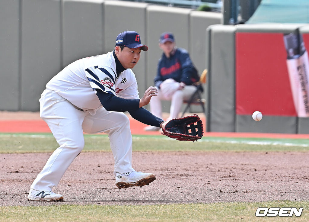 12일 부산 사직야구장에서 2026 신한 SOL KBO 리그 롯데 자이언츠와 KT 위즈의 시범경기가 열렸다. 이날 부산 사직과 이천, 대전, 광주, 마산 5개구장에서 막을 올렸다.롯데 자이언츠 한동희가 1회초 2사 3루 KT 위즈 허경민의 타구를 잡고 있다. 2026.03.12 / foto0307@osen.co.kr
