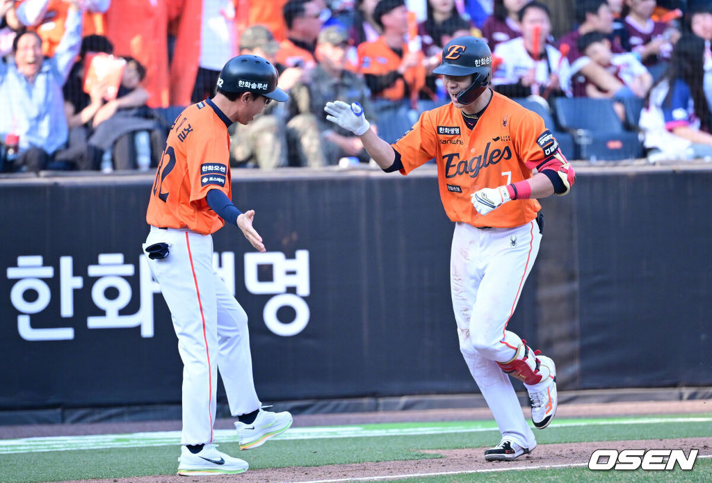 28일 대전 한화생명볼파크에서 ‘2026 신한 SOL KBO리그’ 개막전 한화 이글스와 키움 히어로즈의 맞대결이 열렸다.홈팀 한화는 윌켈 에르난데스, 방문팀 키움은 라울 알칸타라를 선발로 내세웠다. 8회말 2사 1, 2루 상황 한화 심우준이 동점 좌월 스리런포를 날린 뒤 그라운드를 돌며 환호하고 있다. 2025.03.28 / dreamer@osen.co.kr