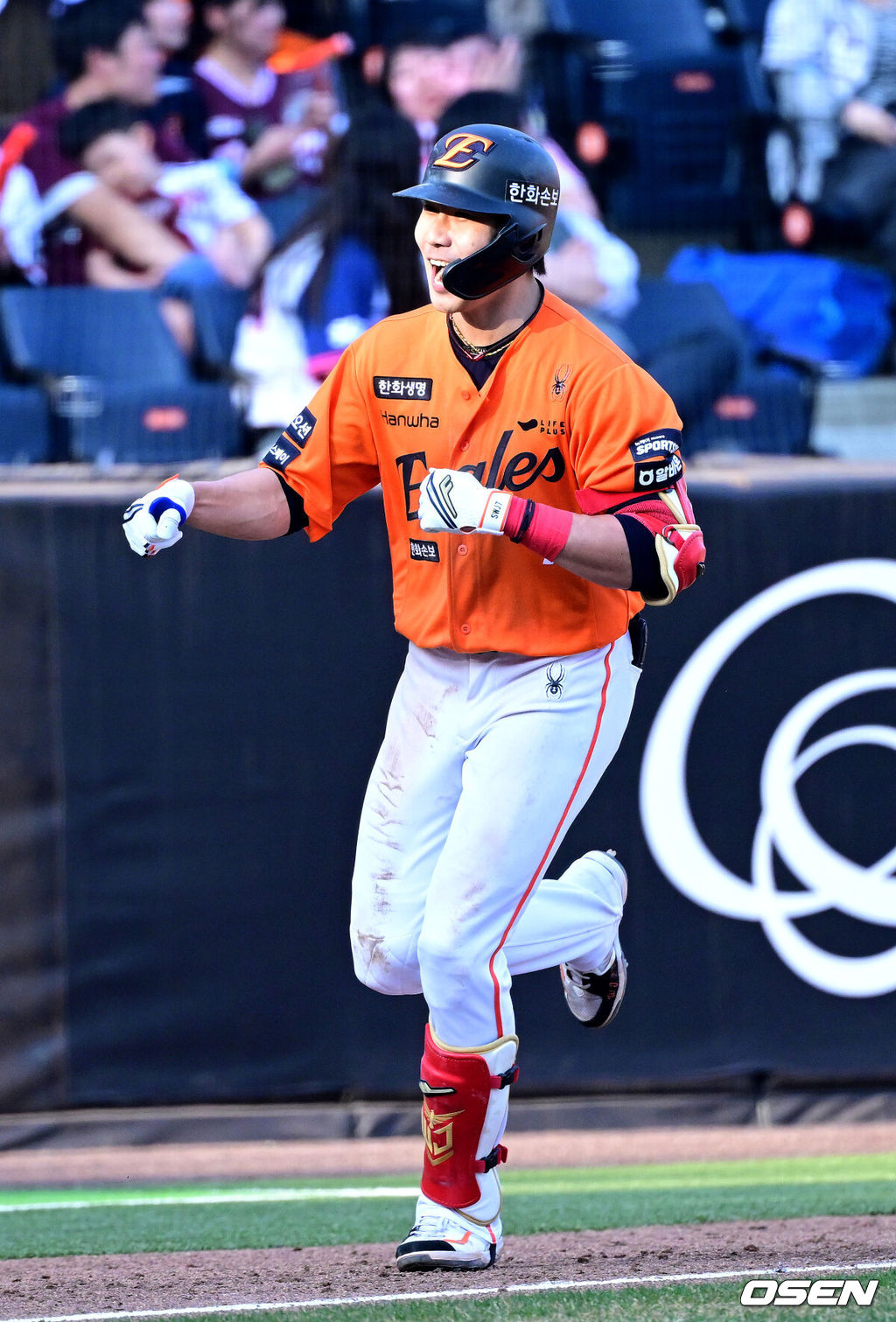 28일 대전 한화생명볼파크에서 ‘2026 신한 SOL KBO리그’ 개막전 한화 이글스와 키움 히어로즈의 맞대결이 열렸다.홈팀 한화는 윌켈 에르난데스, 방문팀 키움은 라울 알칸타라를 선발로 내세웠다. 8회말 2사 1, 2루 상황 한화 심우준이 동점 좌월 스리런포를 날린 뒤 그라운드를 돌며 환호하고 있다. 2025.03.28 / dreamer@osen.co.kr