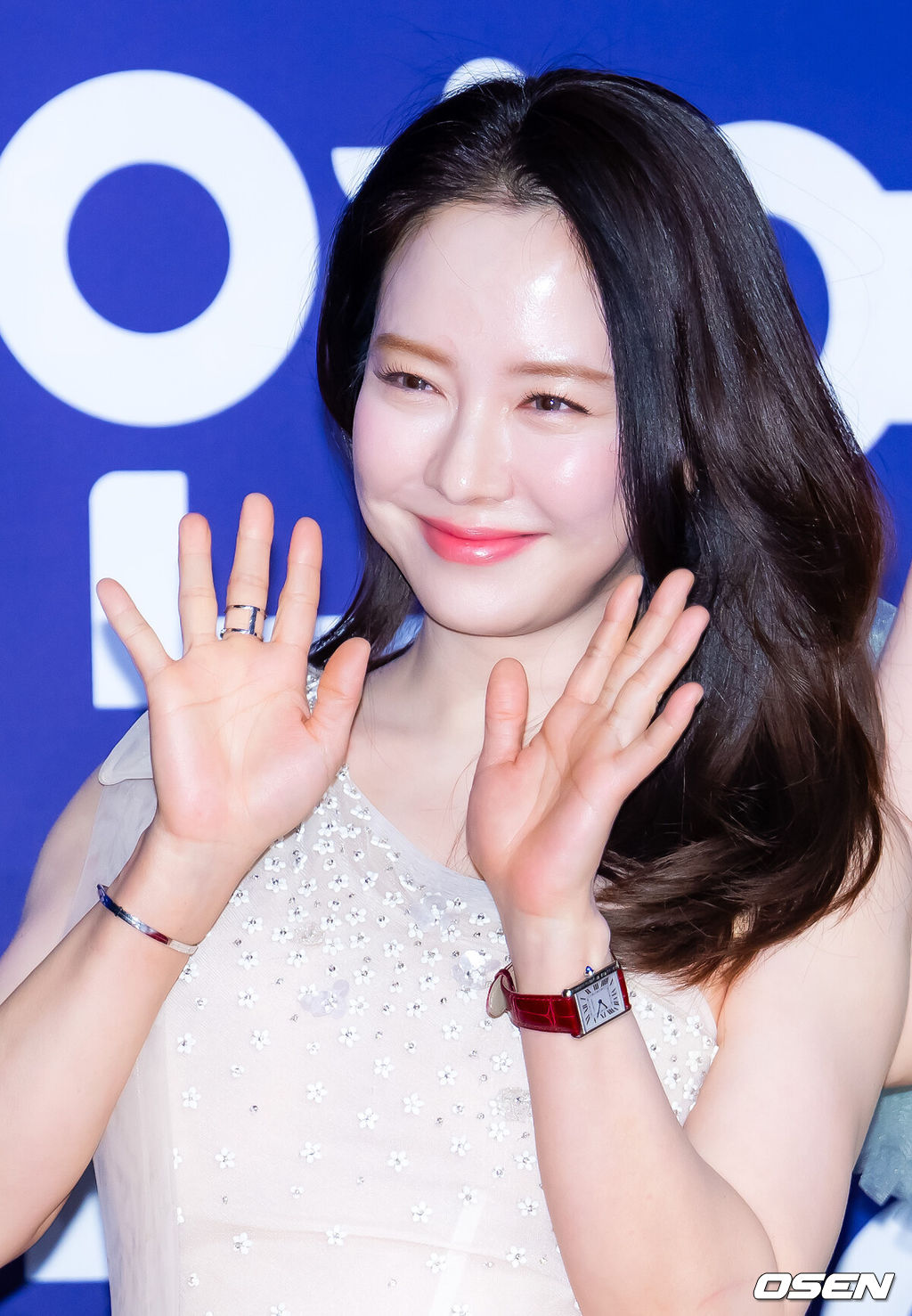 30일 오후 서울 마포구 상암 SBS 프리즘타워에서 ‘2025 SBS 연예대상’ 포토월 행사가 열렸다.올해 대상 후보는 유재석, 전현무, 탁재훈, 신동엽, 이상민, 서장훈, 지석진이 올라 대상을 두고 치열한 경쟁을 펼친다.'런닝맨'의 송지효가 레드카펫을 밟으며 포즈를 취하고 있다. 2025.12.30 /rumi@osen.co.kr