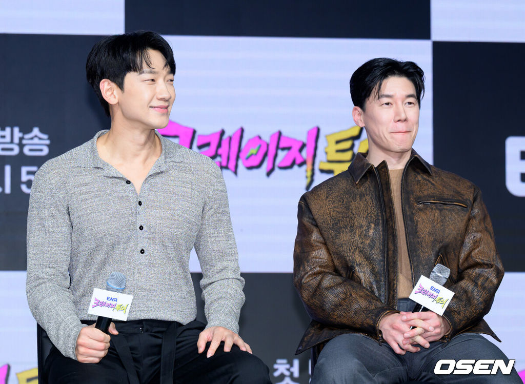 27일 오후 서울 마포구 쇼킹케이팝센터에서 ENA 새 예능 ‘크레이지 투어’ 제작발표회가 열렸다.'크레이지 투어'는 도파민과 스릴에 굶주린 4인방, 비(정지훈), 김무열, 빠니보틀, 이승훈(WINNER)이 전 세계 곳곳에 숨어 있는 '크레이지'한 도전을 찾아 떠나는 지구상 가장 미친 여행 예능이다.가수 비와 배우 김무열이 취재진 질문을 듣고 있다. 2026.02.27 /sunday@osen.co.kr