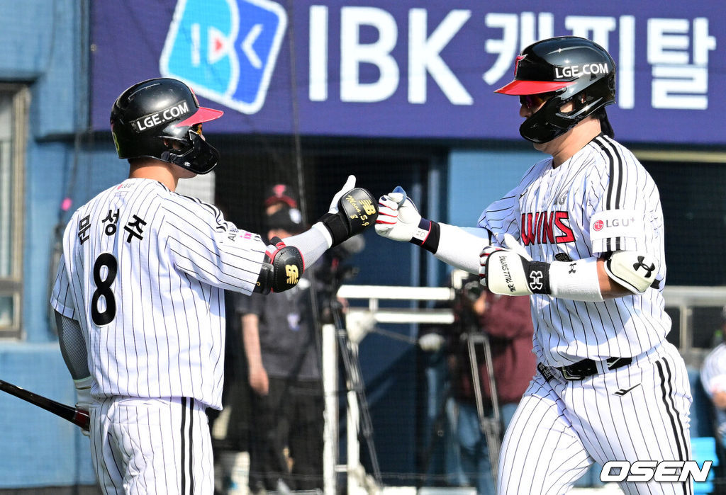 28일 서울 잠실야구장에서 2026 신한 SOL KBO리그 개막전 LG 트윈스와 KT 위즈의 경기가 열렸다. 이날 LG는 요니 치리노스, KT는 맷 사우어를 선발로 내세웠다.5회말 2사에서 LG 박동원이 좌월 솔로포를 날리며 문성주와 하이파이브를 하고 있다. 2026.03.28 / jpnews@osen.co.kr