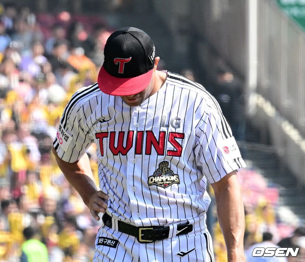 1회초 수비를 마치고 6실점을 허용한 LG 치리노스가 아쉬워하고 있다. 2026.03.28 / jpnews@osen.co.kr