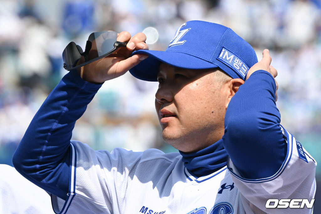 28일 대구삼성라이온즈파크에서 ‘2026 신한 SOL KBO 리그’ 삼성 라이온즈와 롯데 자이언츠의 개막전이 열렸다.개막전 선발 투수로 삼성은 후라도를 롯데는 로드리게스를 내세웠다.경기 전 삼성 박진만 감독이 도열하고 있다. 2026.03.28 /cej@osen.co.kr