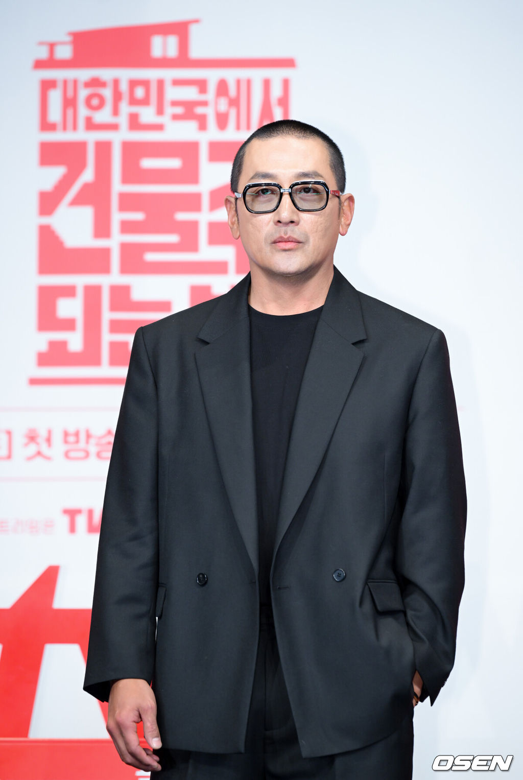 tvN 드라마 '대한민국에서 건물주 되는 법' 제작발표회가 9일 서울 구로구 신도림 더링크 호텔에서 열렸다.배우 하정우, 임수정, 김준한, 정수정, 심은경 등이 출연하는 '대한민국에서 건물주 되는 법'은 빚에 허덕이는 생계형 건물주가 목숨보다 소중한 가족과 건물을 지키기 위해 가짜 납치극에 가담하며 벌어지는 서스펜스를 그린다. 14일 첫 방송.배우 하정우가 포즈를 취하고 있다. 2026.03.09 /cej@osen.co.kr