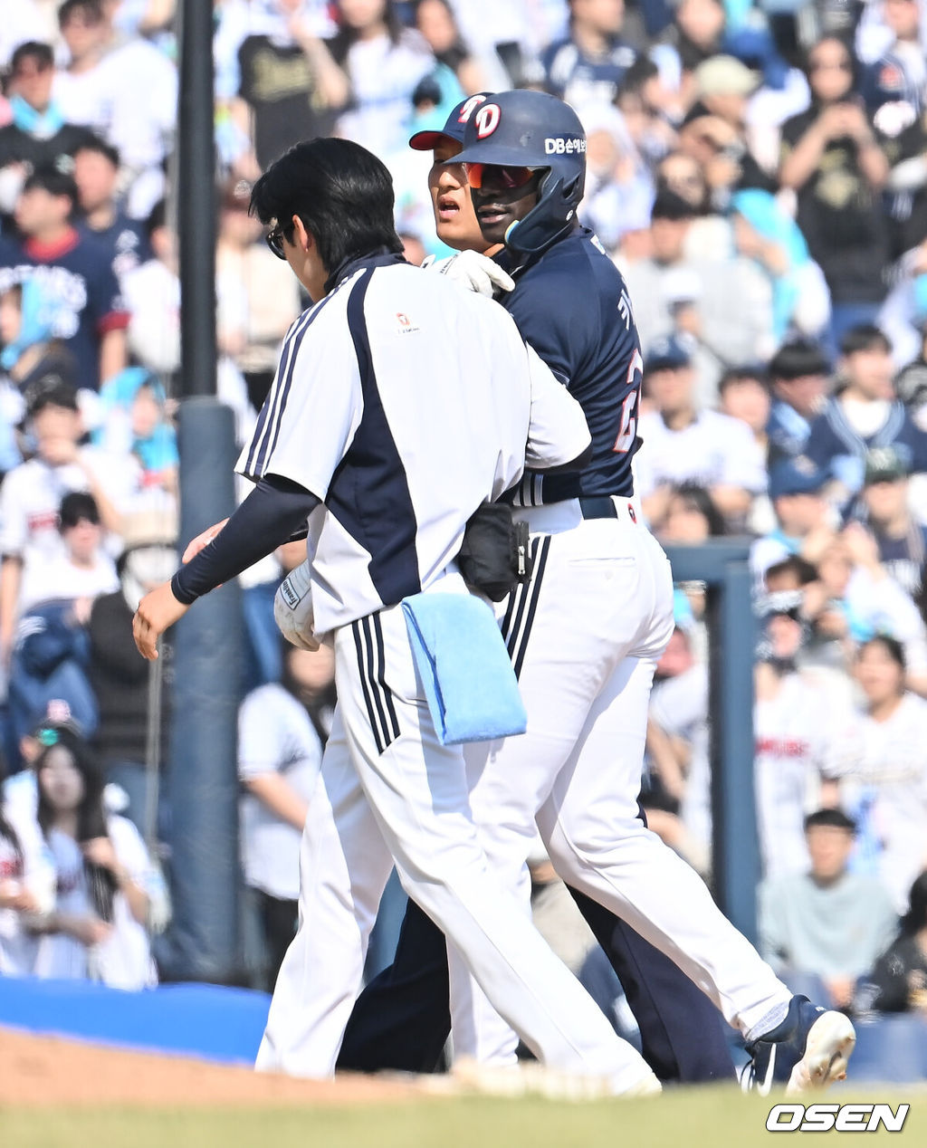 28일 창원NC파크에서 2026 신한 SOL KBO 리그 NC 다이노스와 두산 베어스의 경기가 열렸다. 홈팀 NC는 구창모가, 방문팀 두산은 플렉센이 선발 출전했다. 두산 베어스 카메론이 4회초 좌익수 뒤 2루타를 치고 강승호 타석때 부상으로 교체되고 있다. 2026.03.28 / foto0307@osen.co.kr