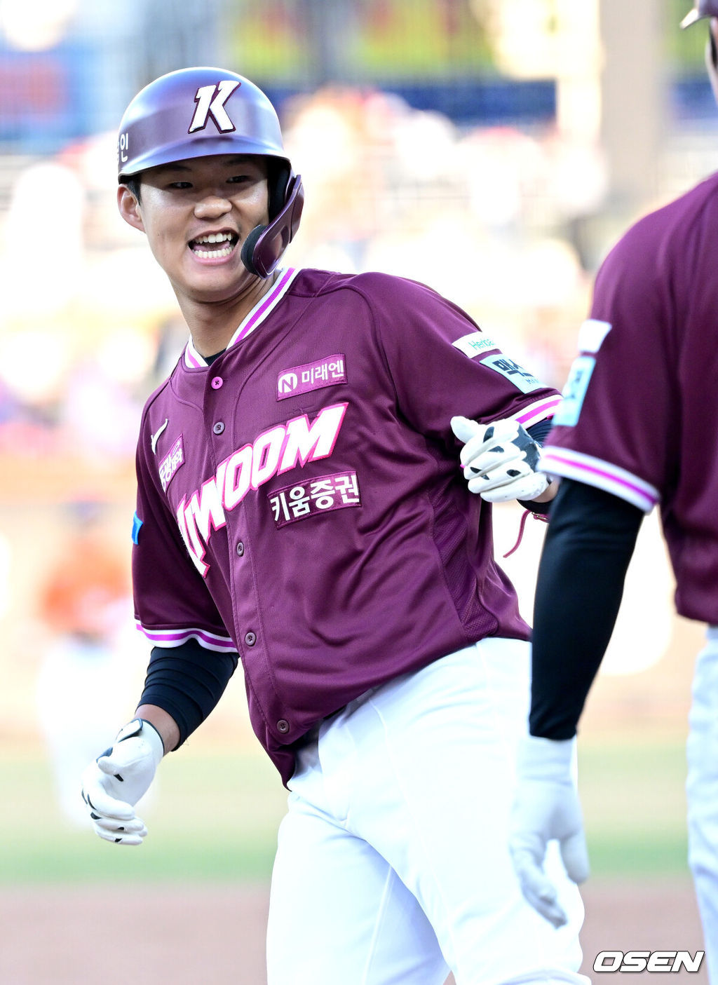 28일 대전 한화생명볼파크에서 ‘2026 신한 SOL KBO리그’ 개막전 한화 이글스와 키움 히어로즈의 맞대결이 열렸다.홈팀 한화는 윌켈 에르난데스, 방문팀 키움은 라울 알칸타라를 선발로 내세웠다. 연장 11회초 2사 만루 상황 키움 박찬혁이 다시 앞서가는 2타점 적시타를 날리고 1루에 안착해 기뻐하고 있다. 2025.03.28 / dreamer@osen.co.kr