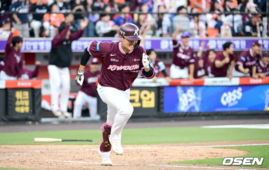 28일 대전 한화생명볼파크에서 ‘2026 신한 SOL KBO리그’ 개막전 한화 이글스와 키움 히어로즈의 맞대결이 열렸다.홈팀 한화는 윌켈 에르난데스, 방문팀 키움은 라울 알칸타라를 선발로 내세웠다. 연장 11회초 2사 만루 상황 키움 박찬혁의 다시 앞서가는 2타점 적시타 때 홈을 밟은 안치홍이 설종진 감독과 인사를 나누고 있다. 2025.03.28 / dreamer@osen.co.kr