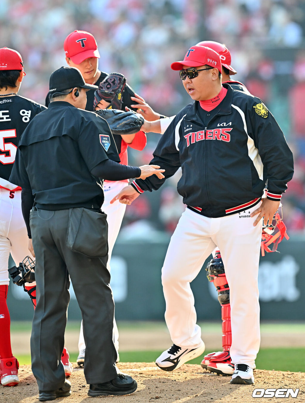 28일 인천 SSG랜더스필드에서 ‘2026 신한 SOL KBO리그’ SSG 랜더스와 KIA 타이거즈의 개막전이 열렸다.이 경기에서 SSG은 KIA에 7-6로 승리했다. 개막전부터 짜릿한 끝내기 승리를 거뒀다.9회말 1사 2, 3루에서 KIA 이범호 감독이 마운드에 올라가 내야진들이 함께 모인 가운데 정해영과 대화를 나눈 후 들어가고 있다. 2026.03.28 / rumi@osen.co.kr