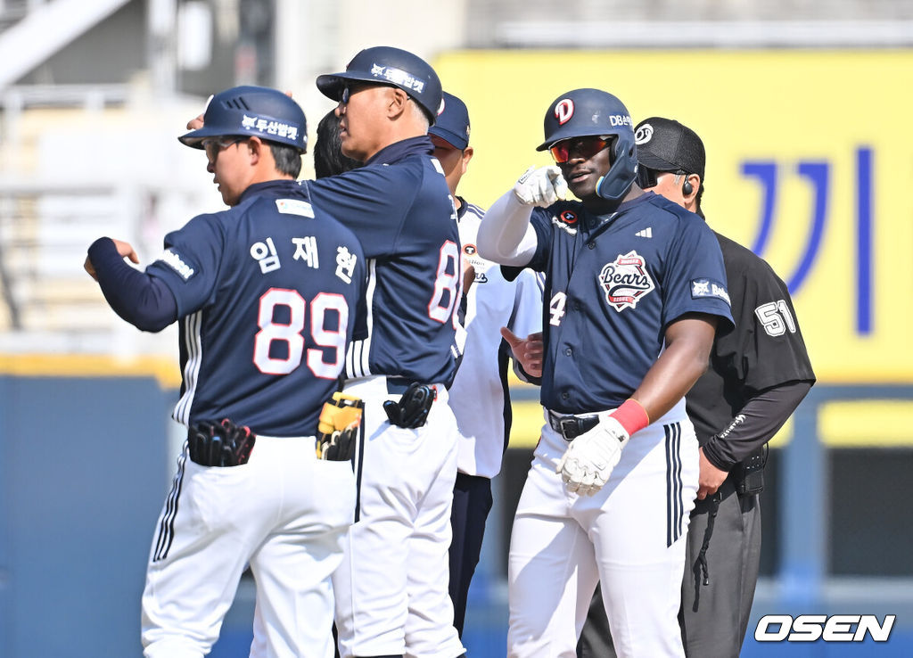 28일 창원NC파크에서 2026 신한 SOL KBO 리그 NC 다이노스와 두산 베어스의 경기가 열렸다. 홈팀 NC는 구창모가, 방문팀 두산은 플렉센이 선발 출전했다. 두산 베어스 카메론이 4회초 좌익수 뒤 2루타를 치고 강승호 타석때 부상으로 교체되고 있다. 2026.03.28 / foto0307@osen.co.kr