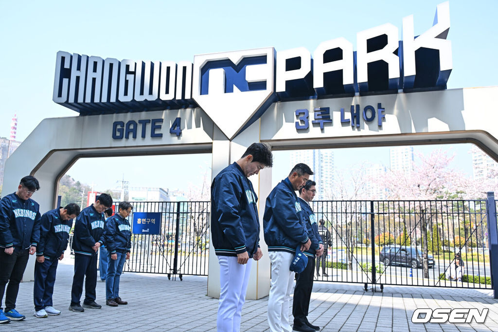 29일 창원NC파크에서 2026 신한 SOL KBO 리그 NC 다이노스와 두산 베어스의 경기가 열린다. NC 다이노스 야구단이 1년전 창원NC파크 외벽 구조물 추락 사망 사고 1주기 추모행사를 열었다. NC 다이노스 이진만 대표, 임선남 단장, 이호준 감독, 박민우와 직원들이 희생자의 명복을 비는 묵념을 하고 있다. 2026.03.29 / foto0307@osen.co.kr