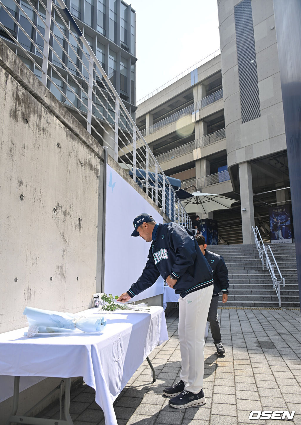 29일 창원NC파크에서 2026 신한 SOL KBO 리그 NC 다이노스와 두산 베어스의 경기가 열린다. NC 다이노스 야구단이 1년전 창원NC파크 외벽 구조물 추락 사망 사고 1주기 추모행사를 열었다. NC 다이노스 이호준 감독이 희생자의 명복을 빌며 헌화하고 있다. 2026.03.29 / foto0307@osen.co.kr