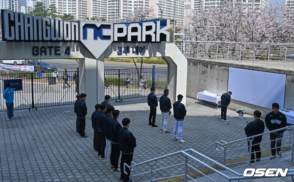 29일 창원NC파크에서 2026 신한 SOL KBO 리그 NC 다이노스와 두산 베어스의 경기가 열린다. NC 다이노스 야구단이 1년전 창원NC파크 외벽 구조물 추락 사망 사고 1주기 추모행사를 열었다. NC 다이노스 이진만 대표, 임선남 단장, 이호준 감독, 박민우와 직원들이 희생자의 명복을 비는 묵념을 하고 있다. 2026.03.29 / foto0307@osen.co.kr