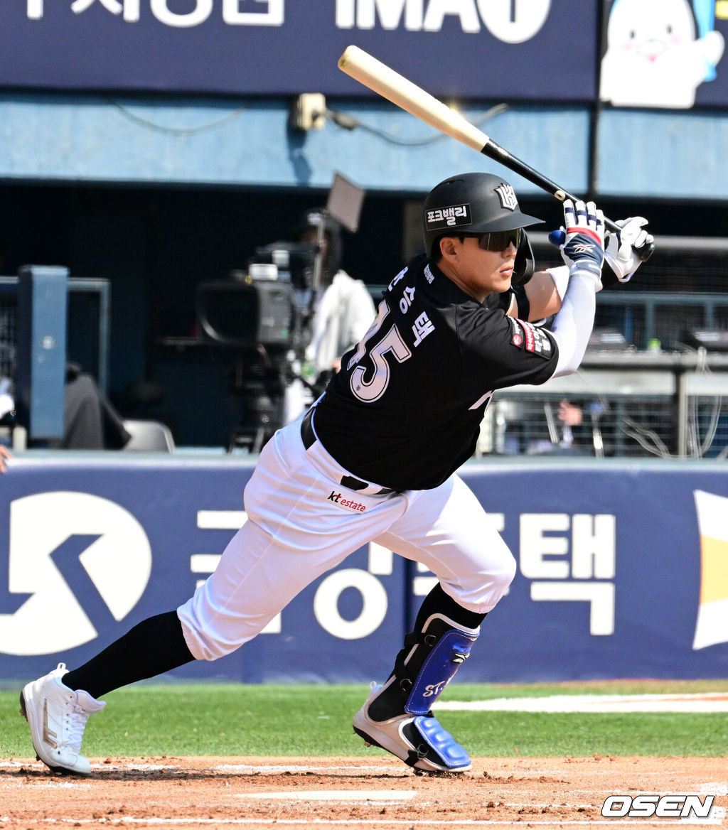 28일 서울 잠실야구장에서 2026 신한 SOL KBO리그 개막전 LG 트윈스와 KT 위즈의 경기가 열렸다. 이날 LG는 요니 치리노스, KT는 맷 사우어를 선발로 내세웠다.1회초 2사 1,2루에서 KT 한승택이 적시타를 날리고 있다. 2026.03.28 / jpnews@osen.co.kr