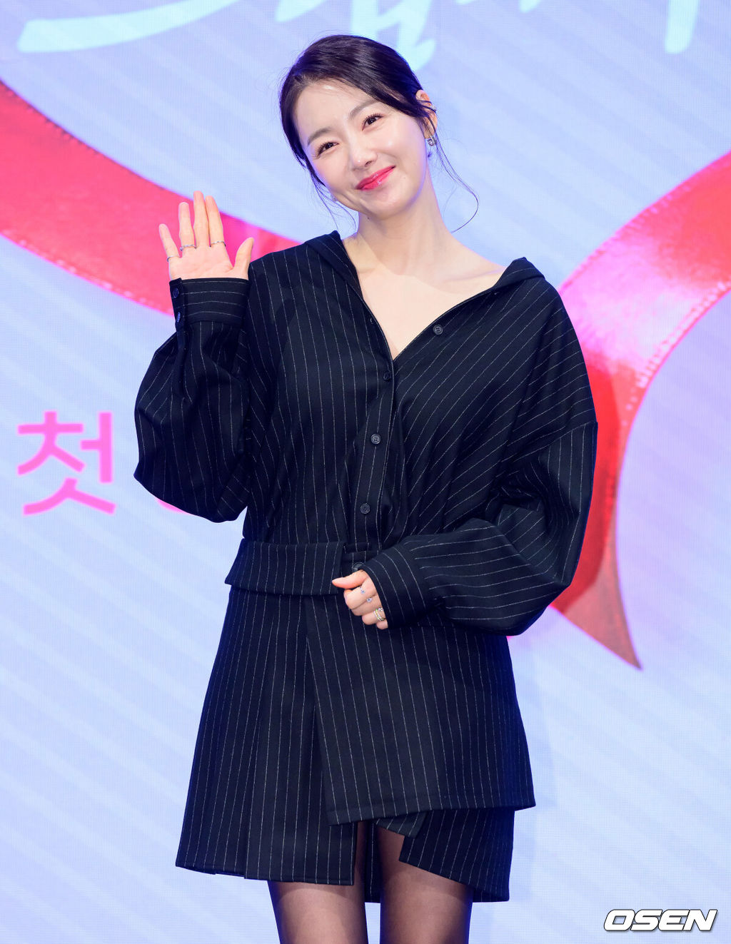 28일 오후 서울 신도림 더세인트에서 KBS 2TV 새 주말드라마 ‘사랑을 처방해 드립니다’ 제작발표회가 열렸다.오는 31일 오후 8시 첫 방송 예정인 ‘사랑을 처방해 드립니다’는 30년 동안 악연으로 얽혔던 두 집안이 오해를 풀고 서로의 상처를 보듬으며, 결국 하나의 가족으로 다시 태어나는 패밀리 메이크업 드라마다.배우 소이현이 포토타임을 하고 있다. 2026.01.28 /jpnews@osen.co.kr