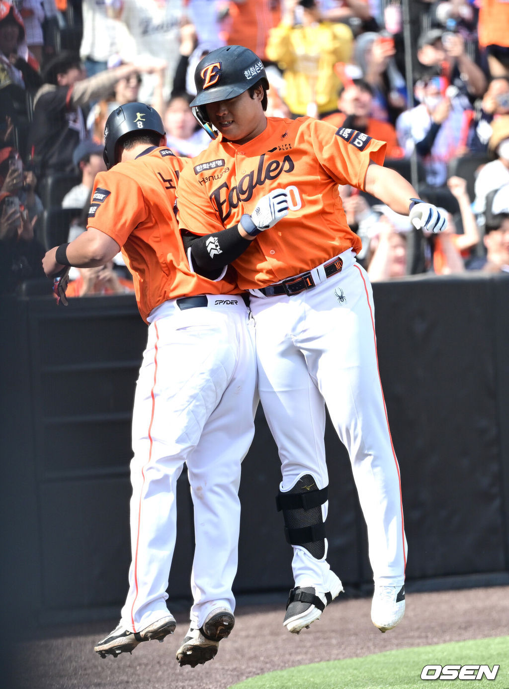 29일 대전 한화생명볼파크에서 ‘2026 신한 SOL KBO리그’ 한화 이글스와 키움 히어로즈의 경기가 열렸다.홈팀 한화는 왕옌청, 방문팀 키움은 하영민을 선발로 내세웠다. 3회말 무사 1루 상황 한화 강백호가 달아나는 좌중간 투런포를 날리고 홈을 밟은 뒤 노시환과 기뻐하고 있다. 2025.03.29 / dreamer@osen.co.kr