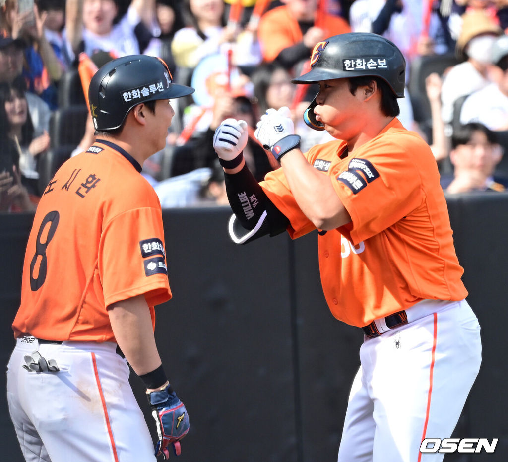 29일 대전 한화생명볼파크에서 ‘2026 신한 SOL KBO리그’ 한화 이글스와 키움 히어로즈의 경기가 열렸다.홈팀 한화는 왕옌청, 방문팀 키움은 하영민을 선발로 내세웠다. 3회말 무사 1루 상황 한화 강백호가 달아나는 좌중간 투런포를 날리고 홈을 밟은 뒤 노시환과 기뻐하고 있다. 2025.03.29 / dreamer@osen.co.kr