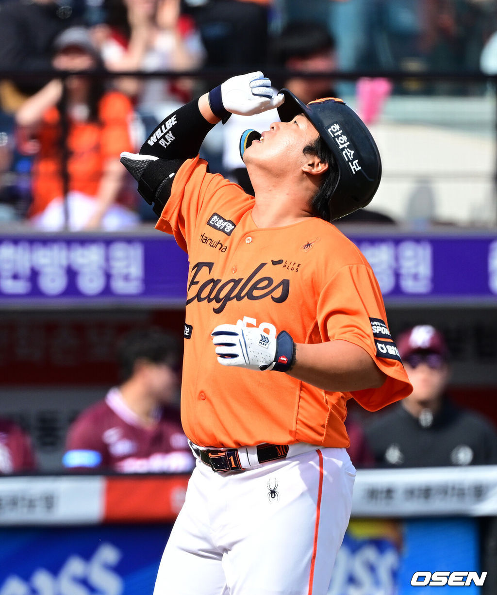 29일 대전 한화생명볼파크에서 ‘2026 신한 SOL KBO리그’ 한화 이글스와 키움 히어로즈의 경기가 열렸다.홈팀 한화는 왕옌청, 방문팀 키움은 하영민을 선발로 내세웠다. 3회말 무사 1루 상황 한화 강백호가 달아나는 좌중간 투런포를 날리고 홈을 밟으며 기뻐하고 있다. 2025.03.29 / dreamer@osen.co.kr