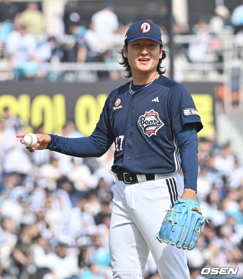 29일 창원NC파크에서 2026 신한 SOL KBO 리그 NC 다이노스와 두산 베어스의 경기가 열렸다. 홈팀 NC는 테일러가, 방문팀 두산은 곽빈이 선발 출전했다. 두산 베어스 선발투수 곽빈이 2회말 1사 1루 NC 다이노스 김형준의 유격수 앞 땅볼때 아웃된 박건우와 얘기하고 있다. 2026.03.29 / foto0307@osen.co.kr