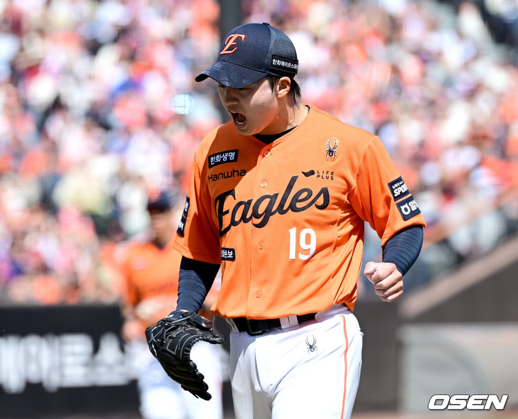 29일 대전 한화생명볼파크에서 ‘2026 신한 SOL KBO리그’ 한화 이글스와 키움 히어로즈의 경기가 열렸다.홈팀 한화는 왕옌청, 방문팀 키움은 하영민을 선발로 내세웠다. 1회초 키움 공격을 삼자범퇴로 막아낸 한화 선발 왕옌청이 더그아웃으로 향하며 기뻐하고 있다. 2025.03.29 / dreamer@osen.co.kr