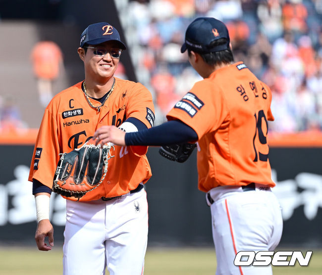 [OSEN=대전, 최규한 기자] 29일 대전 한화생명볼파크에서 ‘2026 신한 SOL KBO리그’ 한화 이글스와 키움 히어로즈의 경기가 열렸다.홈팀 한화는 왕옌청, 방문팀 키움은 하영민을 선발로 내세웠다. 4회초 무사 선두타자로 나선 키움 박찬혁의 내야 땅볼 때 한화 1루수 채은성과 선발 왕옌청이 인사를 나누고 있다. 2025.03.29 / dreamer@osen.co.kr