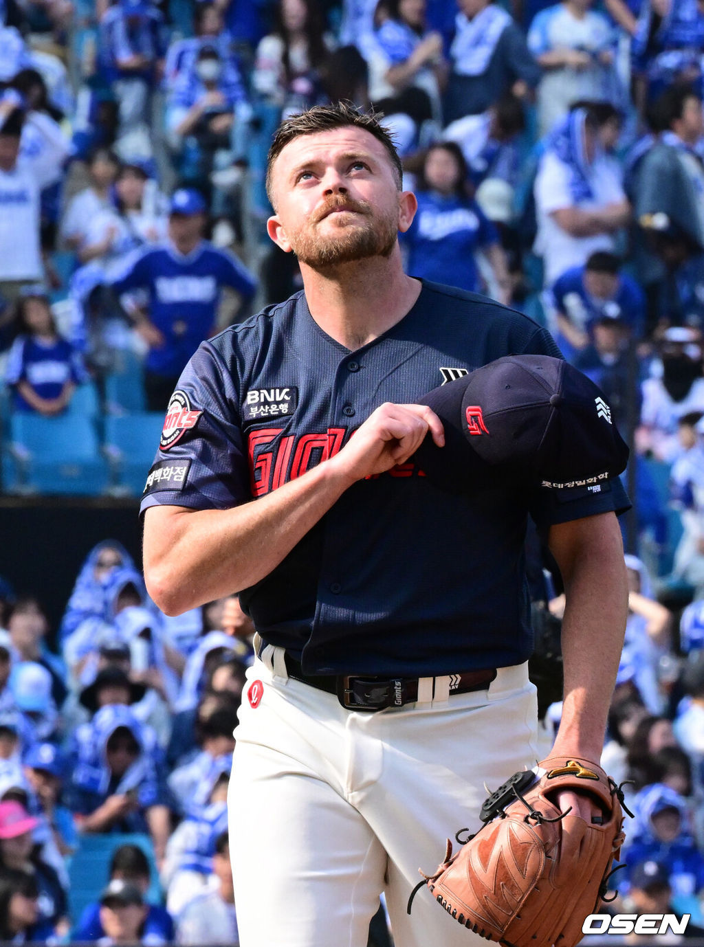29일 대구삼성라이온즈파크에서 ‘2026 신한 SOL KBO 리그’ 삼성 라이온즈와 롯데 자이언츠의 개막시리즈 경기가 열렸다.개막전 선발 투수로 삼성은 최원태를 롯데는 비슬리를 내세웠다.롯데 비슬리가 5회말 2사 만루에서 삼성 김성윤을 중견수 플라이로 돌려세우며 위기를 막은 뒤 세리머니를 하고 있다. 2026.03.29 /cej@osen.co.kr