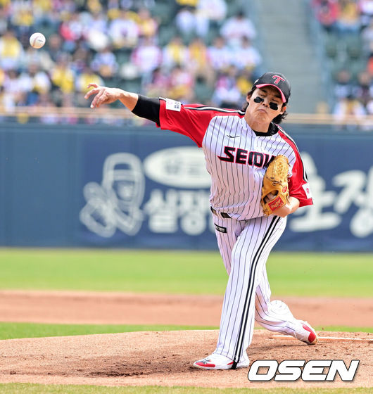 [OSEN=잠실, 지형준 기자] 29일 서울 잠실야구장에서 2026 신한 SOL KBO리그 LG 트윈스와 KT 위즈의 경기가 열렸다. 이날 LG는 임찬규, KT는 소형준을 선발로 내세웠다.1회초 LG 임찬규가 역투하고 있다. 2026.03.29&nbsp;/ jpnews@osen.co.kr