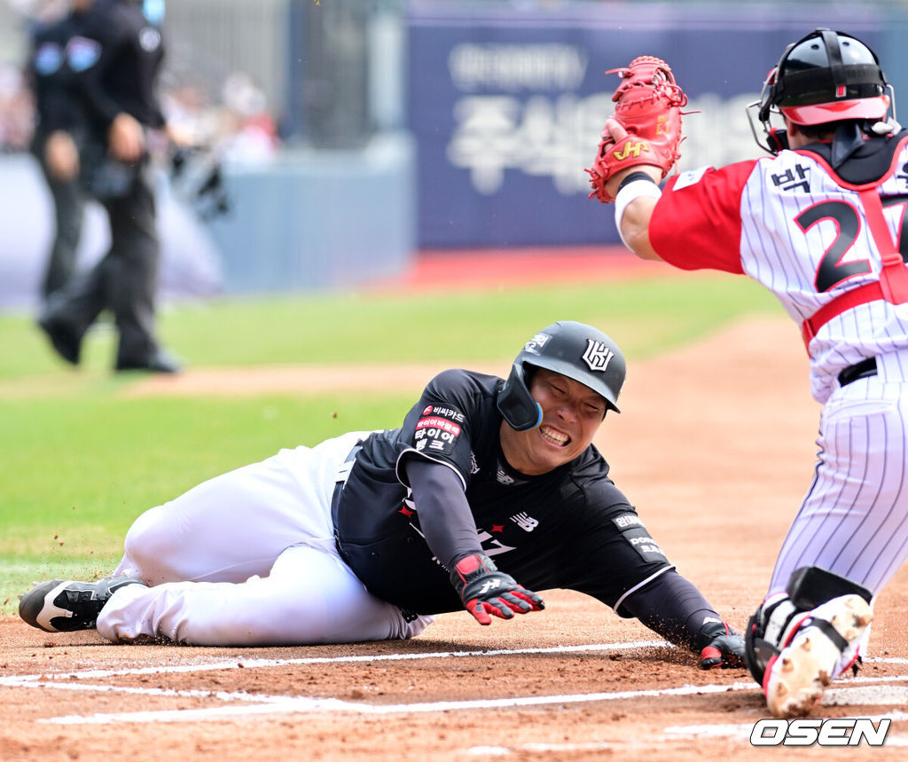 29일 서울 잠실야구장에서 2026 신한 SOL KBO리그 LG 트윈스와 KT 위즈의 경기가 열렸다. 이날 LG는 임찬규, KT는 소형준을 선발로 내세웠다.1회초 1사 1루에서 KT 김현수가 안현민이 선제 1타점 적시 2루타에 홈에서 LG 박동원의 태그에 앞서 세이프되고 있다. 2026.03.29 / jpnews@osen.co.kr
