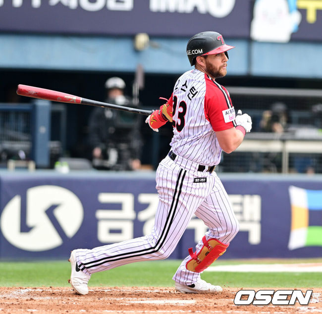 [OSEN=잠실, 지형준 기자] 29일 서울 잠실야구장에서 2026 신한 SOL KBO리그 LG 트윈스와 KT 위즈의 경기가 열렸다. 이날 LG는 임찬규, KT는 소형준을 선발로 내세웠다.3회말 1사 3루에서 LG 오스틴이 1타점 적시 2루타를 날리고 있다. 2026.03.29&nbsp;/ jpnews@osen.co.kr