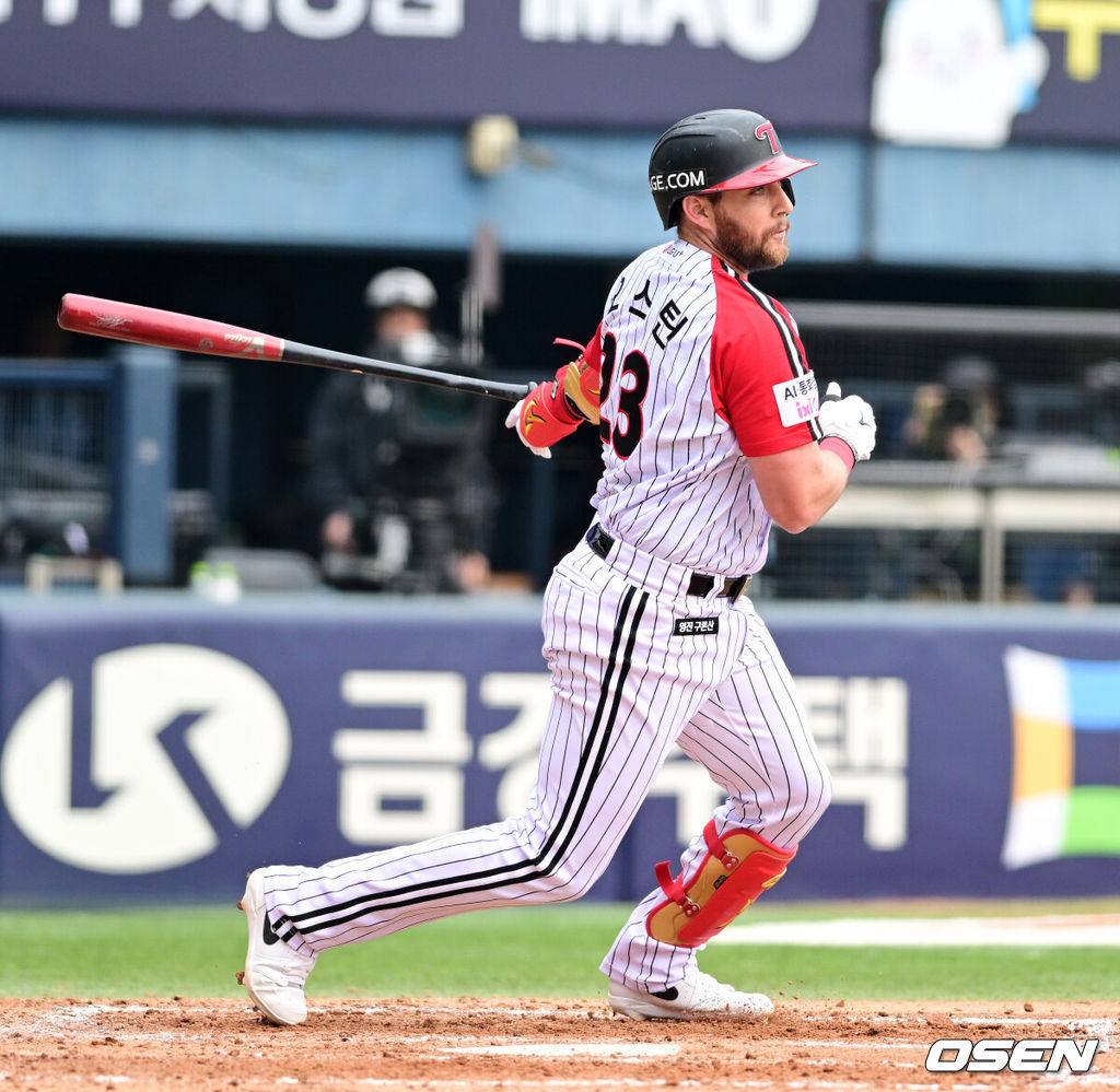 29일 서울 잠실야구장에서 2026 신한 SOL KBO리그 LG 트윈스와 KT 위즈의 경기가 열렸다. 이날 LG는 임찬규, KT는 소형준을 선발로 내세웠다.3회말 1사 3루에서 LG 오스틴이 1타점 적시 2루타를 날리고 있다. 2026.03.29 / jpnews@osen.co.kr