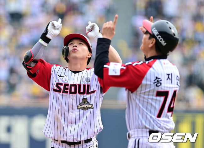 [OSEN=잠실, 지형준 기자] 29일 서울 잠실야구장에서 2026 신한 SOL KBO리그 LG 트윈스와 KT 위즈의 경기가 열렸다. 이날 LG는 임찬규, KT는 소형준을 선발로 내세웠다.4회말 2사 만루에서 LG 문성주가 1타점 좌전 적시타를 날리며 기뻐하고 있다. 2026.03.29&nbsp;/ jpnews@osen.co.kr